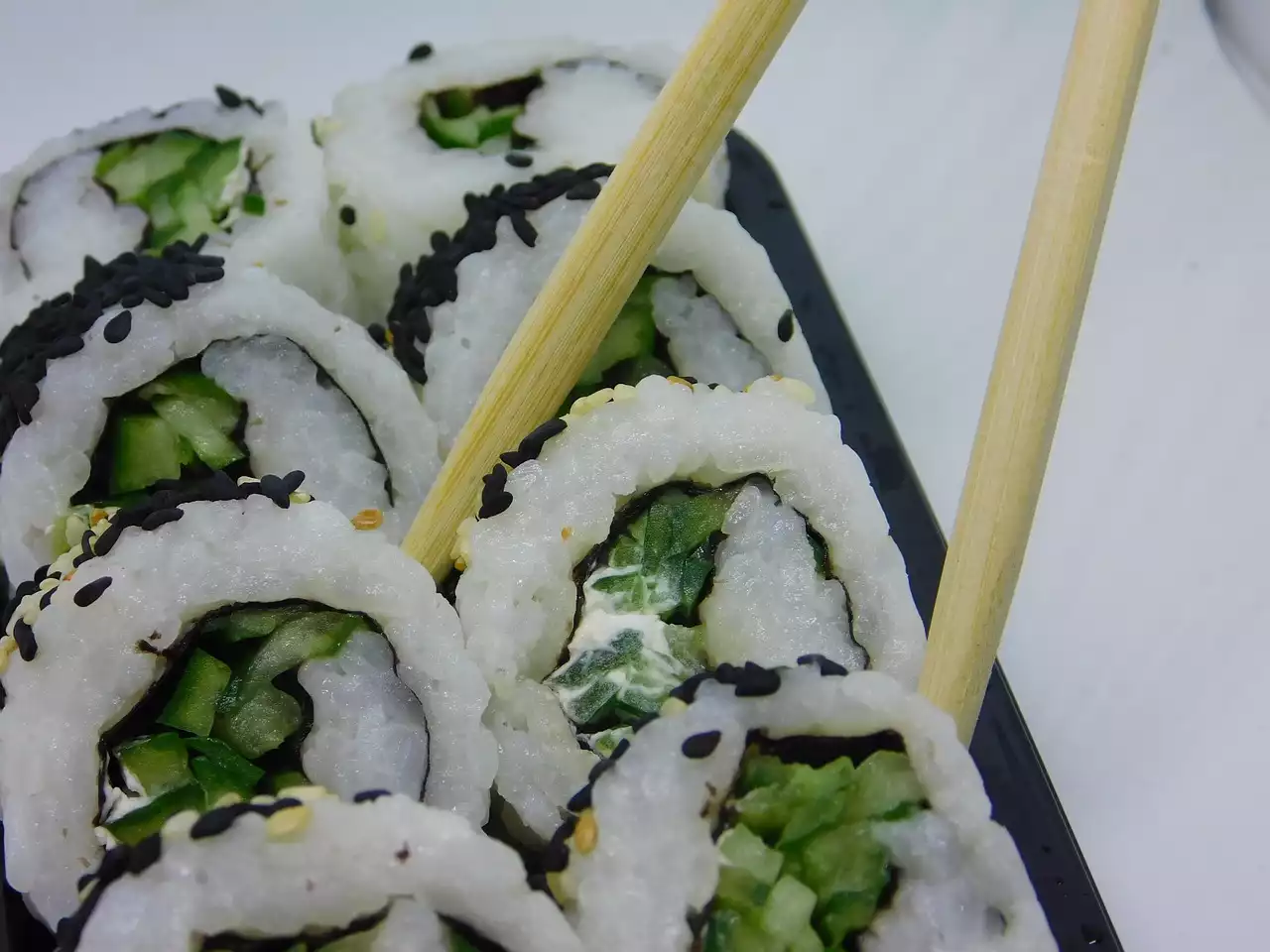 超越寿司：探索素食和纯素日本食品选择